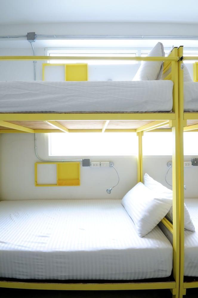 Jellybean Ezy Hostel Sathorn Банкок Екстериор снимка