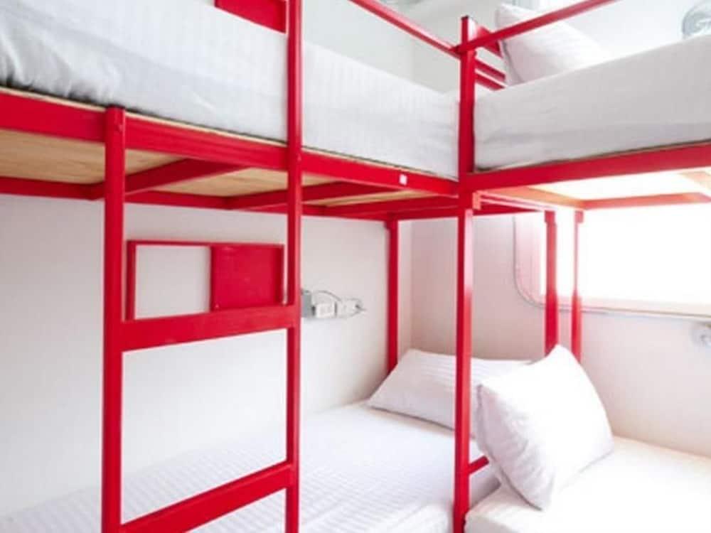 Jellybean Ezy Hostel Sathorn Банкок Екстериор снимка