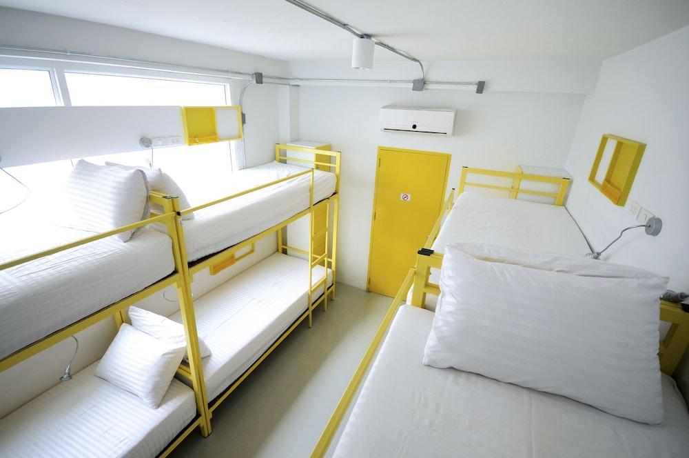 Jellybean Ezy Hostel Sathorn Банкок Екстериор снимка