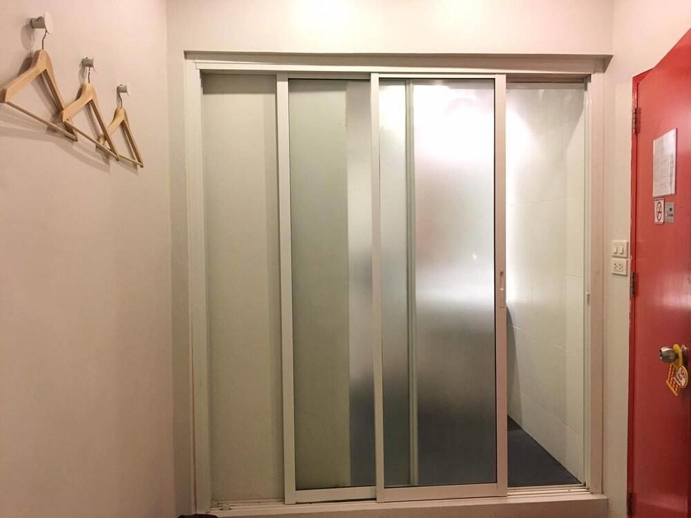 Jellybean Ezy Hostel Sathorn Банкок Екстериор снимка