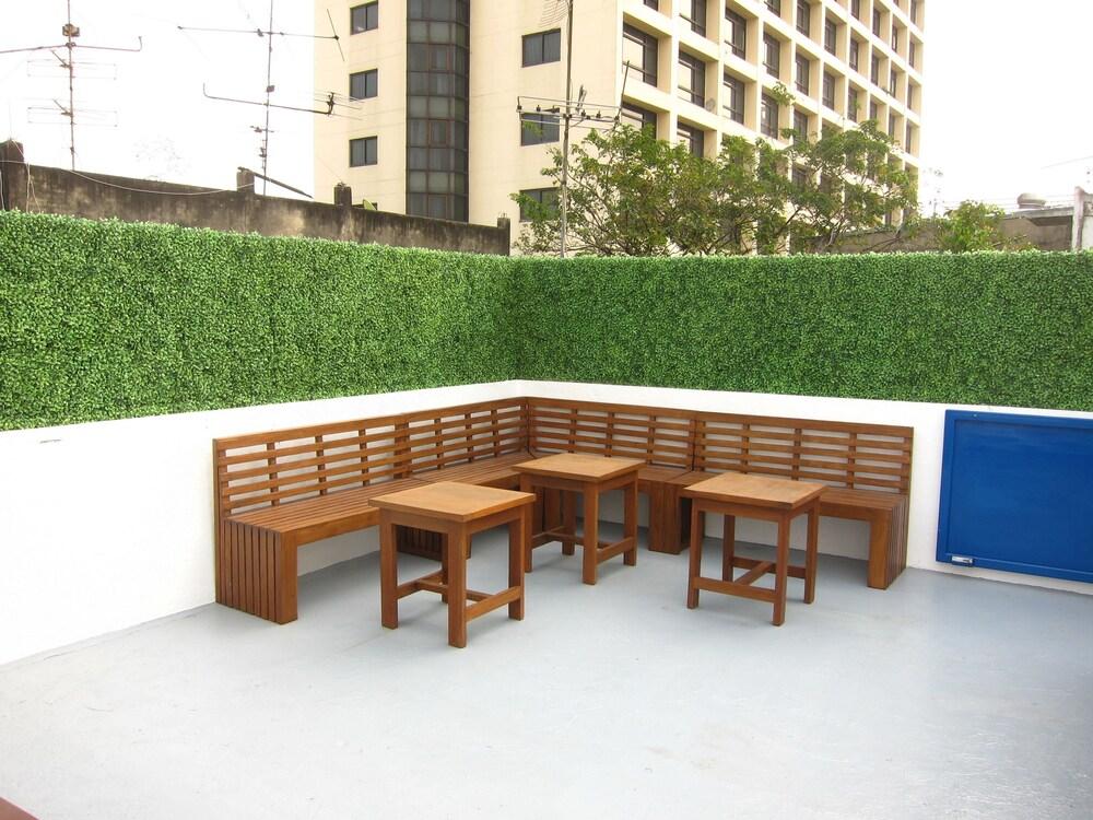 Jellybean Ezy Hostel Sathorn Банкок Екстериор снимка