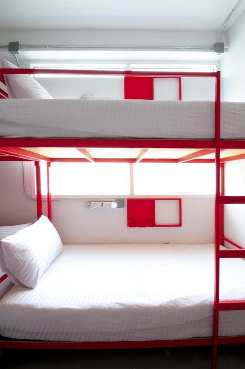 Jellybean Ezy Hostel Sathorn Банкок Екстериор снимка