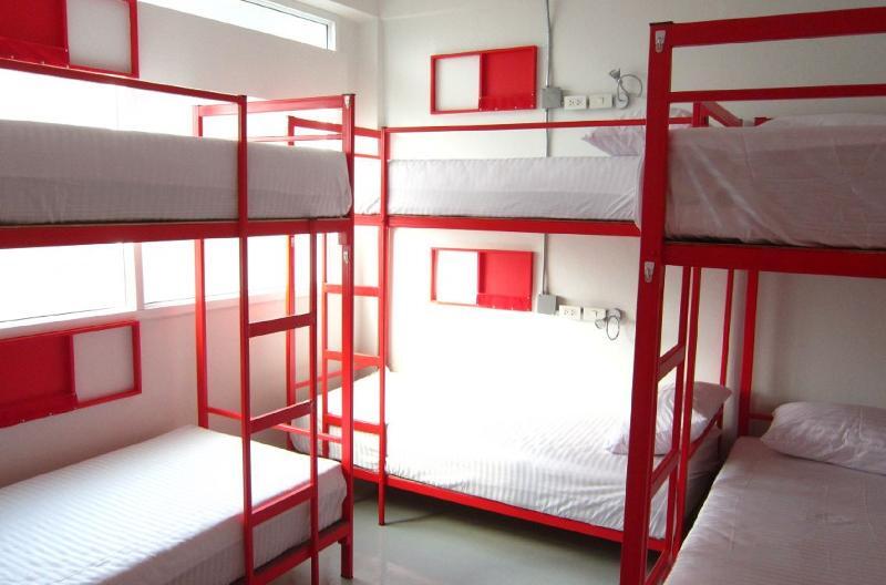 Jellybean Ezy Hostel Sathorn Банкок Екстериор снимка